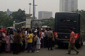 Diiringi Lagu Religi, Peserta Open House SBY Mulai Memasuki Istana