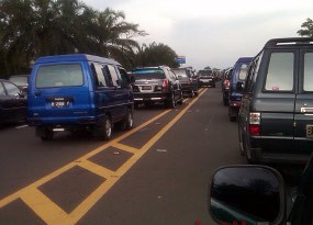 Gila! Antrean Kendaraan di Pintu Tol Cikarang Utama Capai 5 Km