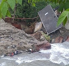 Warga Berebut Panen Ikan di Pintu Air Buaran yang Jebol