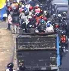 H+1, Keberangkatan Kedatangan Bus di Purabaya Tersendat