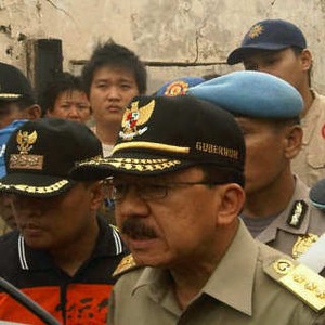 Sambangi Korban Kebakaran di Tambora, Foke Sumbang Baju & Makanan Bayi