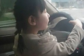 Berusia 4 Tahun, Bocah Ini Sudah Bisa Nyetir Mobil