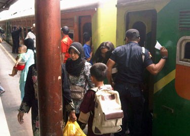 Hanya Separuh Penumpang yang Tiba di Stasiun Senen