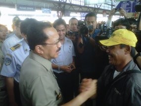 Sidak ke Stasiun Senen, Foke Sambut Pemudik dari Malang