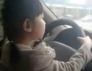 Heboh! Bocah Perempuan 4 Tahun Mengemudi di Jalanan