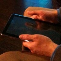 Tertipu, Seorang Wanita Beli iPad dari Kayu