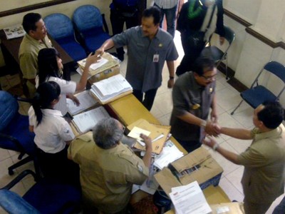 Soekarwo Sidak PNS Pemprov Jatim