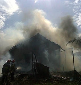 Kebakaran Home Industry Fiber Diduga dari Rumput yang Terbakar