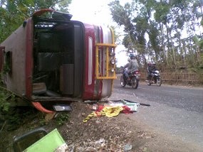 Bus Rombongan Pengiring Pengantin Terguling di Pacitan