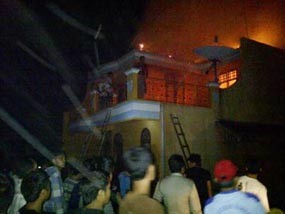Rumah Mewah Terbakar, Dua Orang Tua Berhasil Diselamatkan