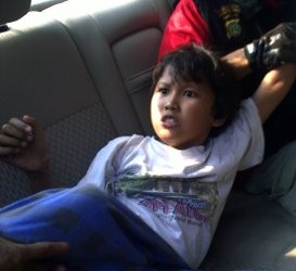 Sang Ibu Terus Membujuk Fitri si Spiderkid untuk Turun dari Tower