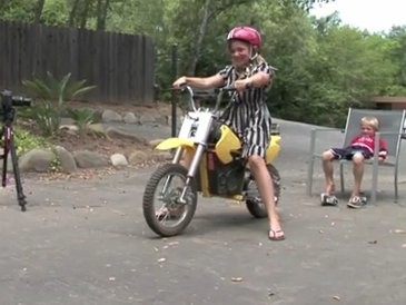 Cabut Gigi Anak dengan Motor Minicross