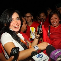 Demi Timnas Indonesia, Syahrini Rela Desak-desakkan