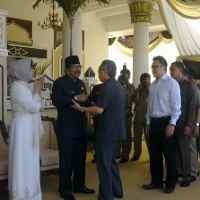 Open House di Grahadi, Ribuan Pegawai Negeri Antre Salami Gubernur