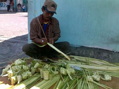 Pedagang Bungkus Ketupat Panen