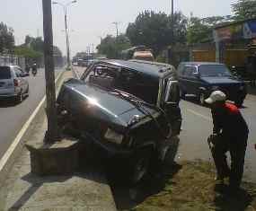 Panther Tabrak Tiang PJU, 7 Penumpang Luka-luka