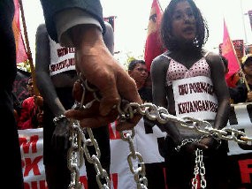 Dihadang Demonstran, Boediono Keluar Kantor Lewat Pintu Belakang