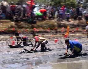 Ski Lumpur, Tradisi Unik Nelayan Pasuruan Rayakan Lebaran Ketupat