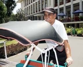 Suyatno, Bermodal Becak Sekolahkan Anak Hingga Lulus Dokter di UGM