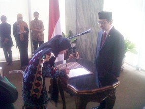 Diambilnya Sumpahnya, Pengganti Nazaruddin di DPR Grogi