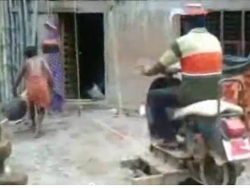 Kreatif, Vespa Jadi Katrol untuk Mengangkat Bahan Bangunan