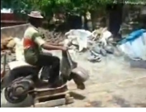 Kreatif, Vespa Jadi Katrol untuk Mengangkat Bahan Bangunan