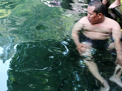 Asyiknya Berendam di Kolam Cigugur