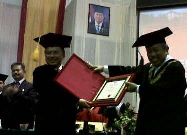 JK Raih Doktor Honoris Causa Bidang Ekonomi Politik di Unhas