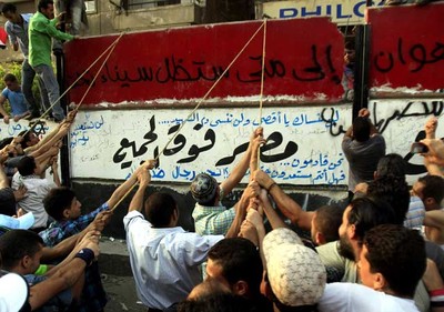 Demonstran Robohkan Dinding Kedubes Israel