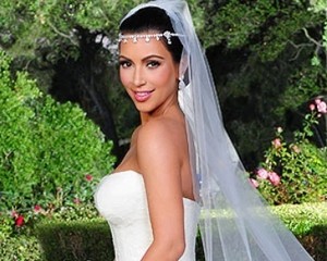 Kim Kardashian Hadiahkan Paket Pernikahan untuk Fans