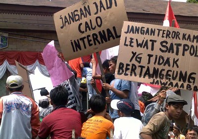 Warga Cakung Demo Kantor Walikota Jaktim