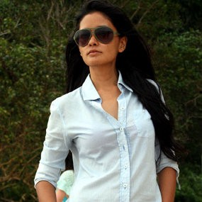 Menyanyi Sambil Gebuk Drum ala Titi Sjuman