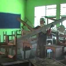 Atap Kelas Ambruk, Siswa Terpaksa Belajar di Musola