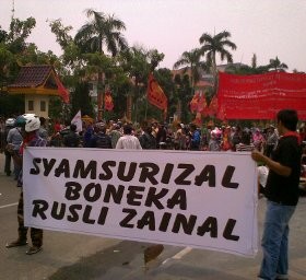 Pemilukada Pekanbaru Ditunda, Massa Blokir Jalan Protokol