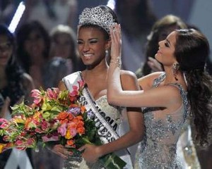 Dalam Kontes Bikini, Miss Angola Kurang Difavoritkan