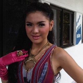 Vicky Shu Awali Karier Sebagai Penyanyi Latar