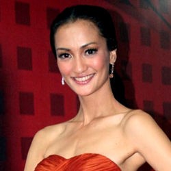Atiqah Hasiholan Tak Cemburu Rio Dewanto Cium Perempuan Lain