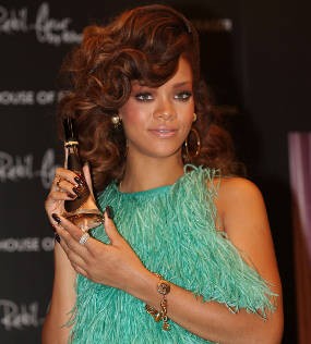 Keluarga Ingin Rihanna Kembali ke Pelukan Chris Brown