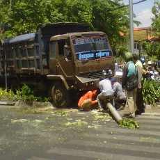 Kelebihan Muatan, Truk Muat Pasir Seruduk Tiang PJU