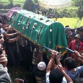 Hujan Tangis Iringi Darso ke Liang Lahat