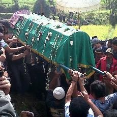 Hujan Tangis Iringi Darso ke Liang Lahat