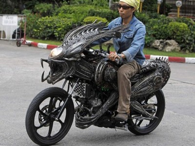 Motor Alien dari Besi Tua