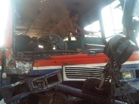 Metro Mini Tubruk Pohon di Jl I Gusti Ngurah Rai