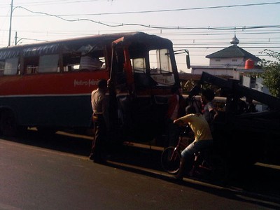 Metro Mini Tubruk Pohon di Jl I Gusti Ngurah Rai