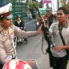 Polisi Amankan Pria Bersenjata Laras Panjang di Kediri