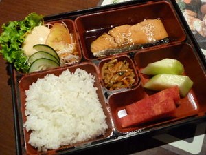 Quick Lunch, Sake Teriyaki Bento nan Komplet!
