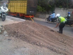 Ketika Polantas Jadi Kuli Bangunan