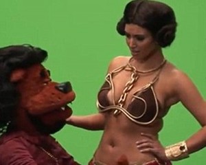 Jadi Bintang Tamu, Kim Kardashian Pakai Bra Kawat