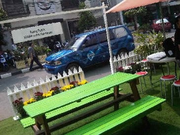 Bondan Maknyus Kampanye Trotoar Bukan untuk Tempat Parkir 