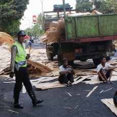 Kelebihan Muatan, Tronton Muat Kayu Lapis Terguling